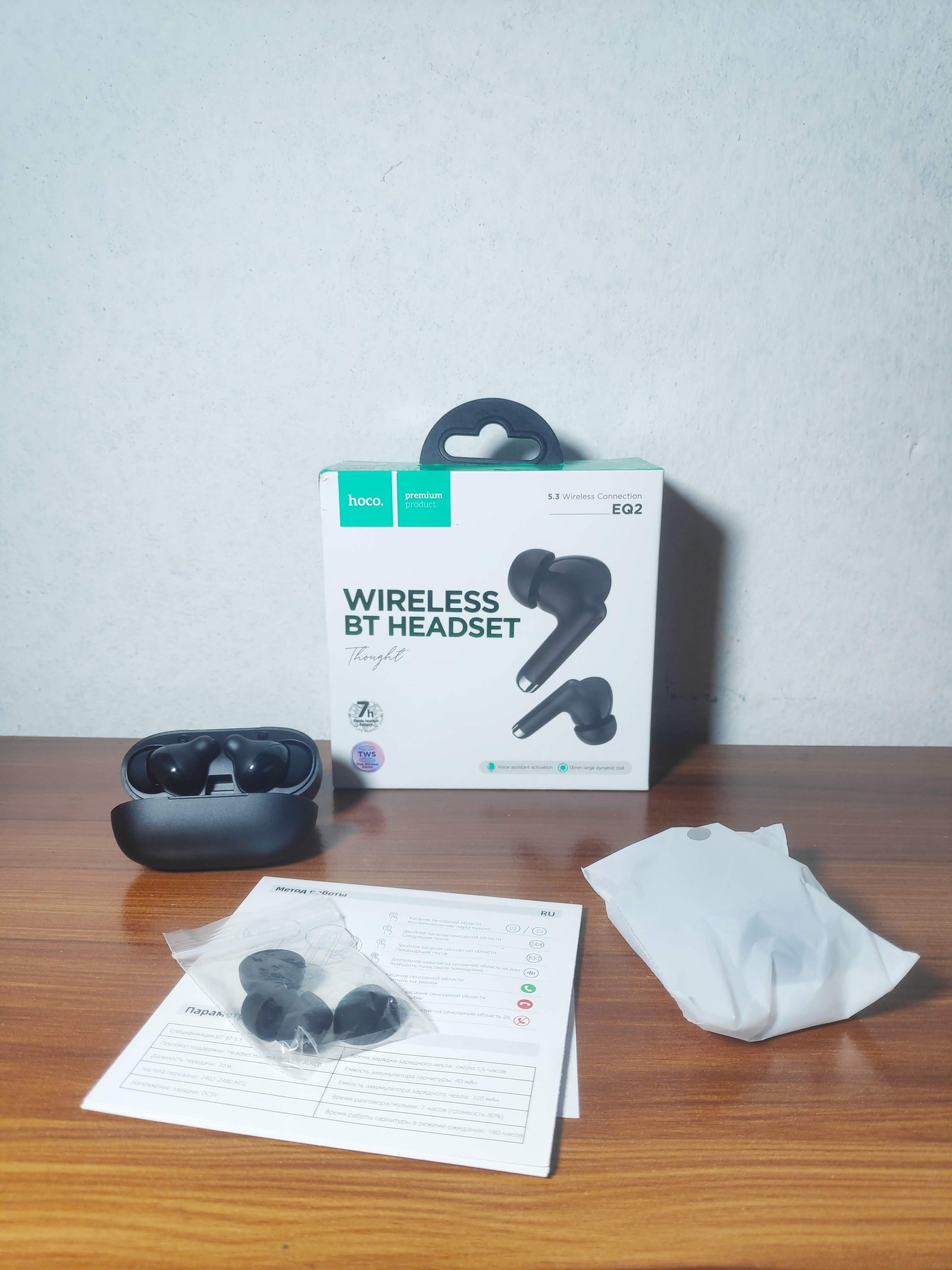 hoco-eq2-wireless-bluetooth-earbuds-img-03